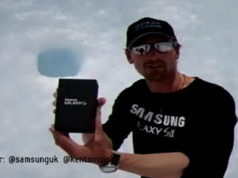Kenton Cool avec un Galaxy S 2 en haut de l'Everest