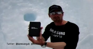 Kenton Cool avec un Galaxy S 2 en haut de l'Everest