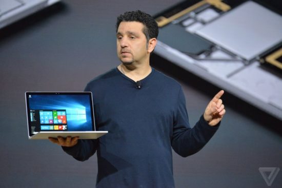 Microsoft officialise la Surface Pro 4 et créé la surprise avec le Surface Book