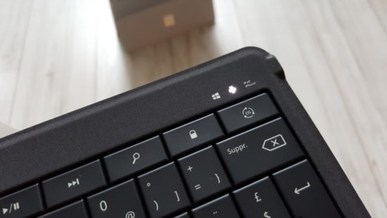 Microsoft Universal Foldable Keyboard : un clavier pliable et multi-OS [Test]