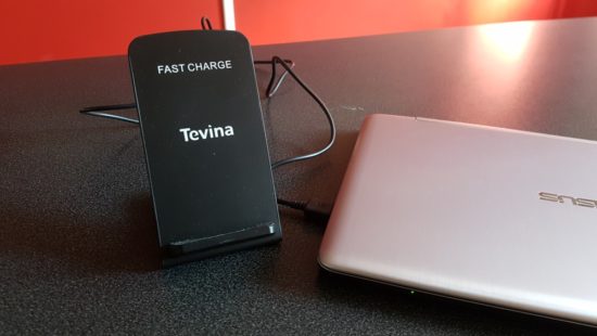 Chargeur sans fil Tevina : un chargeur à induction Qi acceptant les smartphones en mode portrait et paysage [Test]