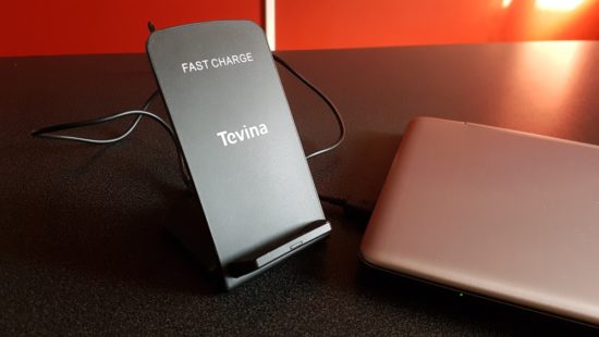 Chargeur sans fil Tevina : un chargeur à induction Qi acceptant les smartphones en mode portrait et paysage [Test]