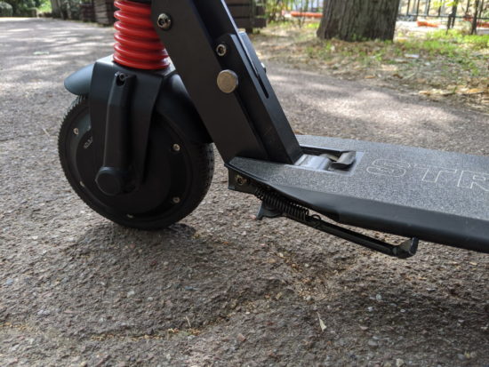 Revoe Tech II : une bonne trottinette pour les petits trajets du quotidien [Test]