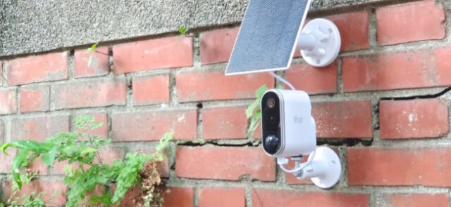 Camini Air : la nouvelle caméra extérieure de Konyks peut accueillir un panneau solaire