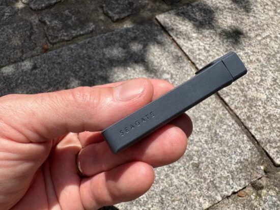 Photo de côté du SSD Seagate avec sa protection