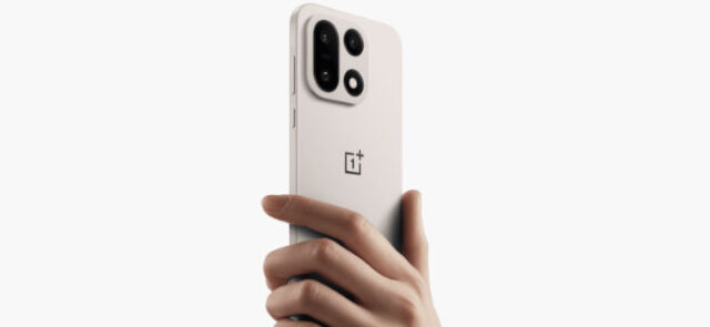 Smartphone OnePlus 15 avec son nouveau module photo carré et écran 165 Hz